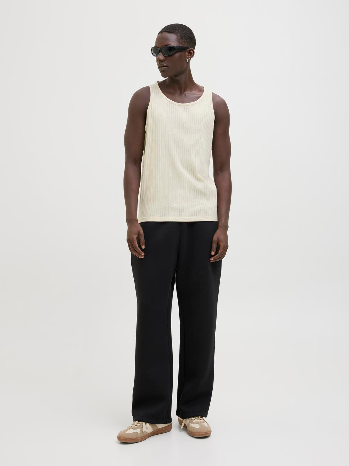 model_shot-front_full