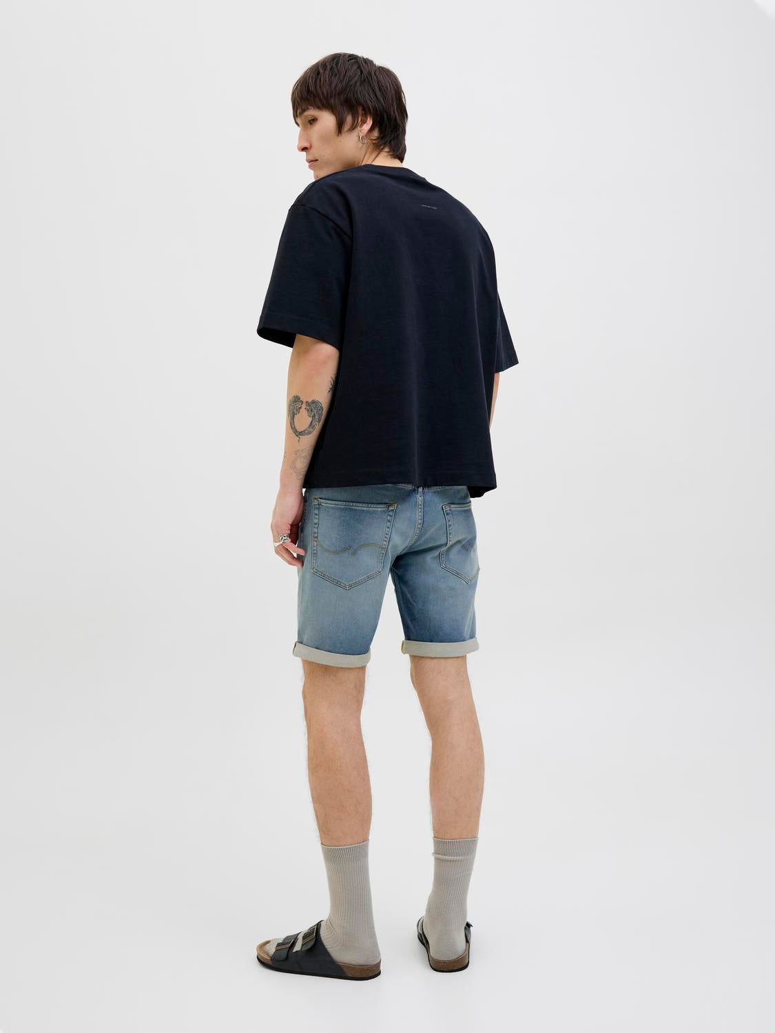 model_shot-back