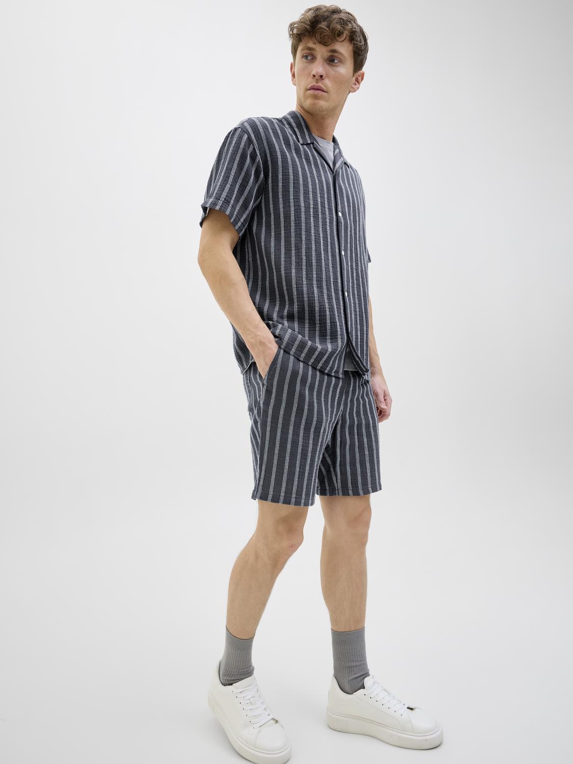 model_shot-creative