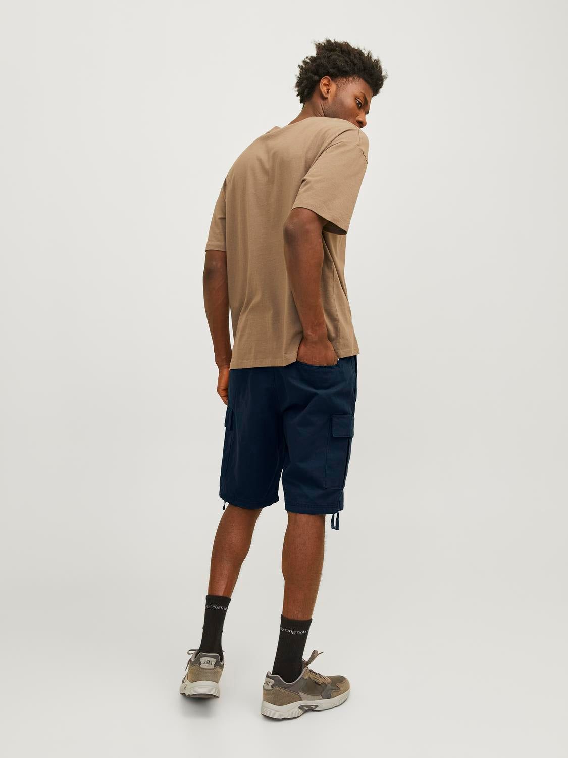 model_shot-back