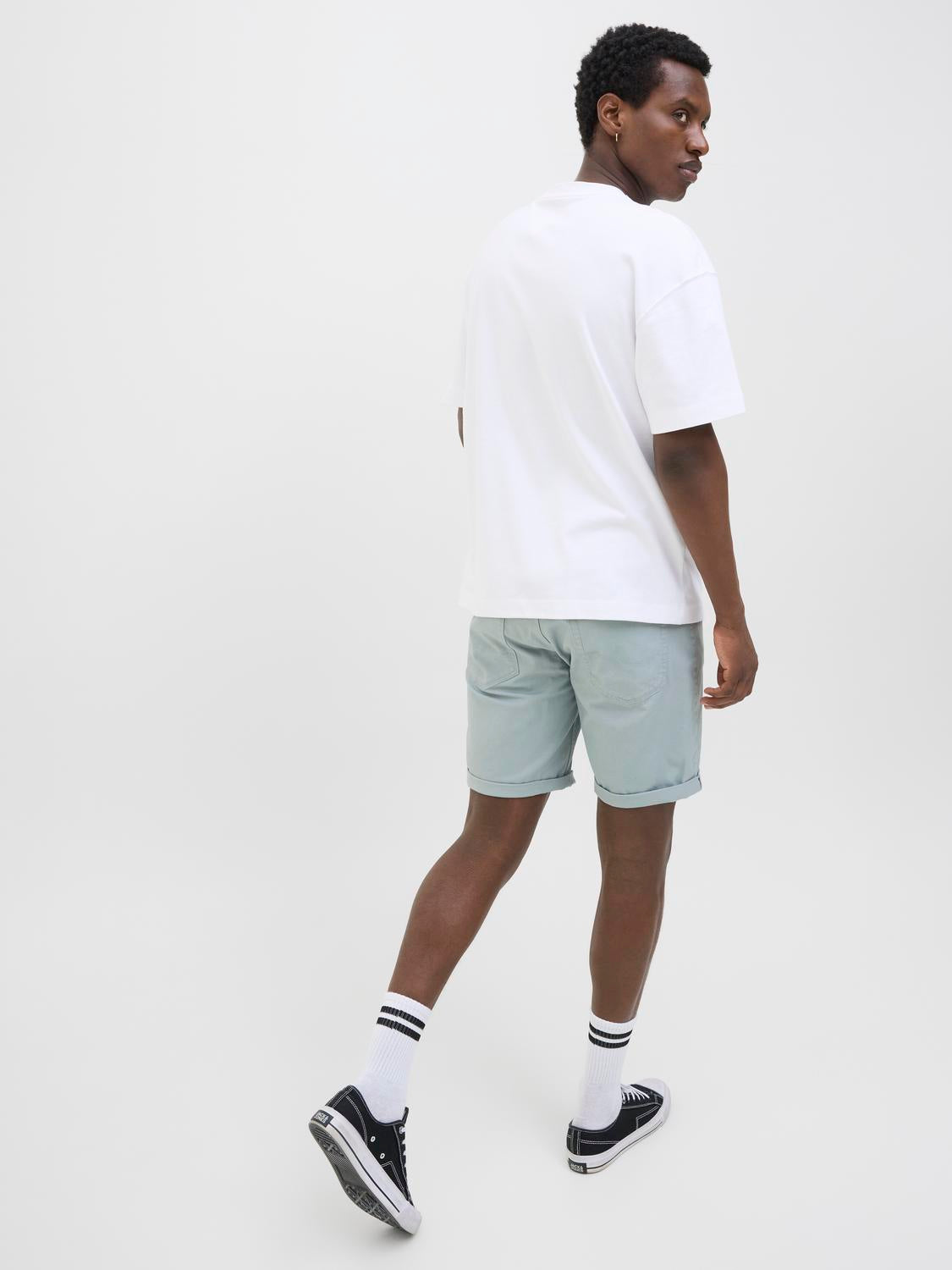model_shot-creative