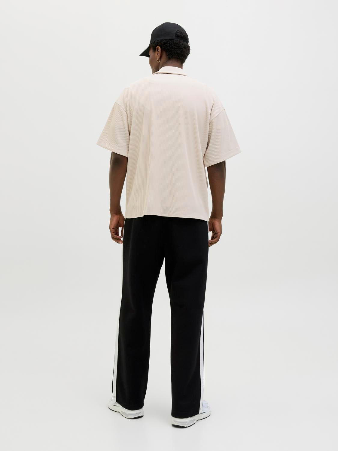model_shot-back