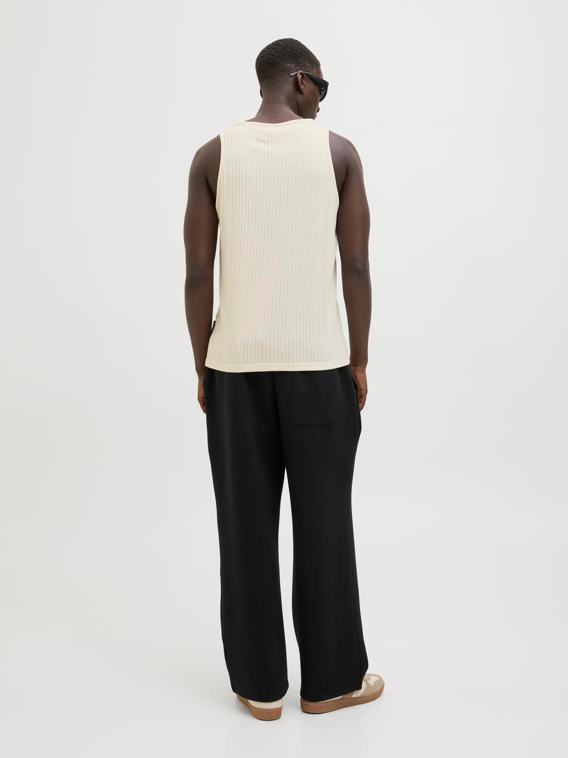 model_shot-back