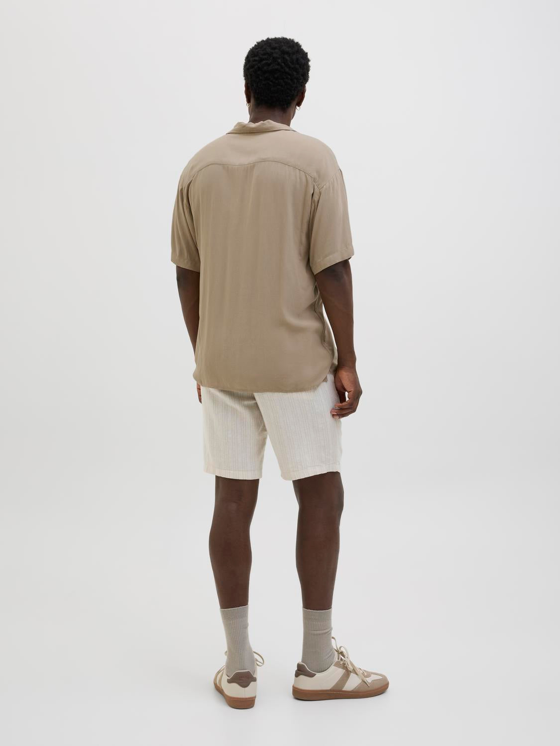 model_shot-back
