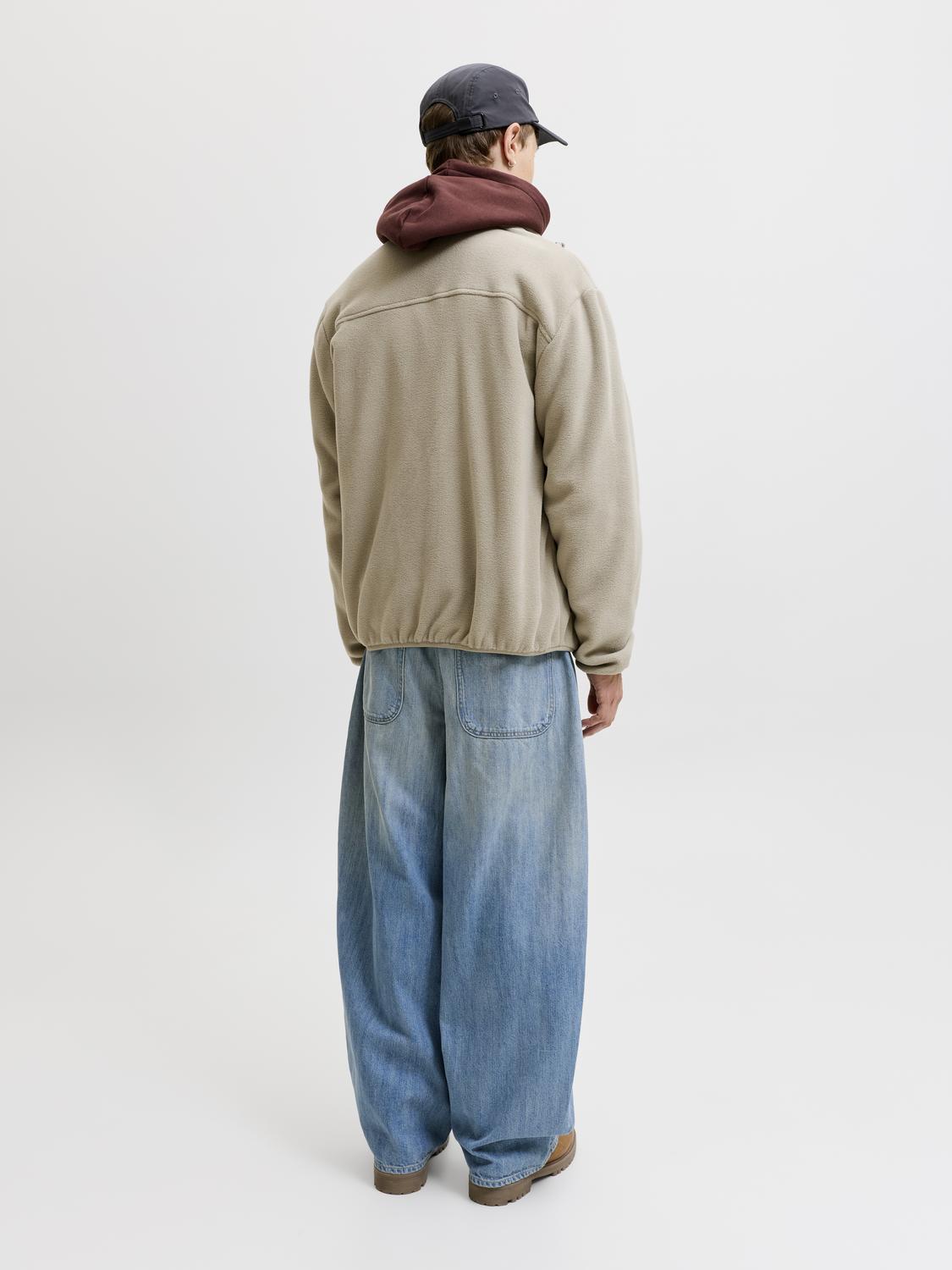 model_shot-back