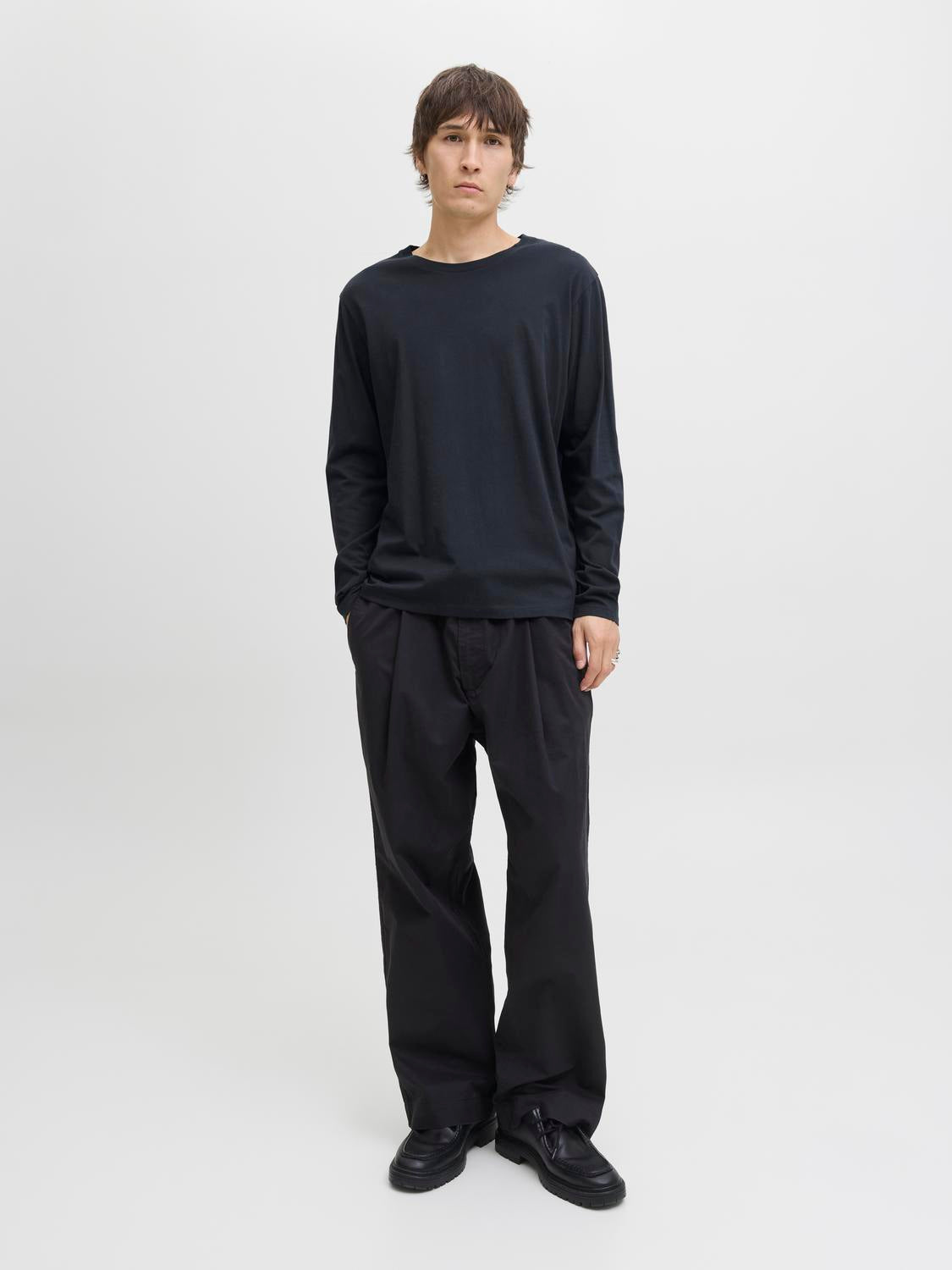 model_shot-front_full