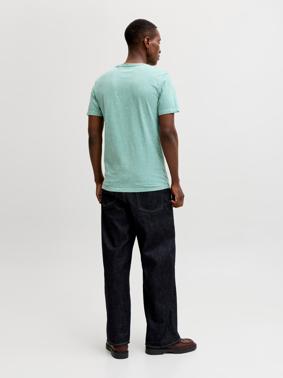 model_shot-back