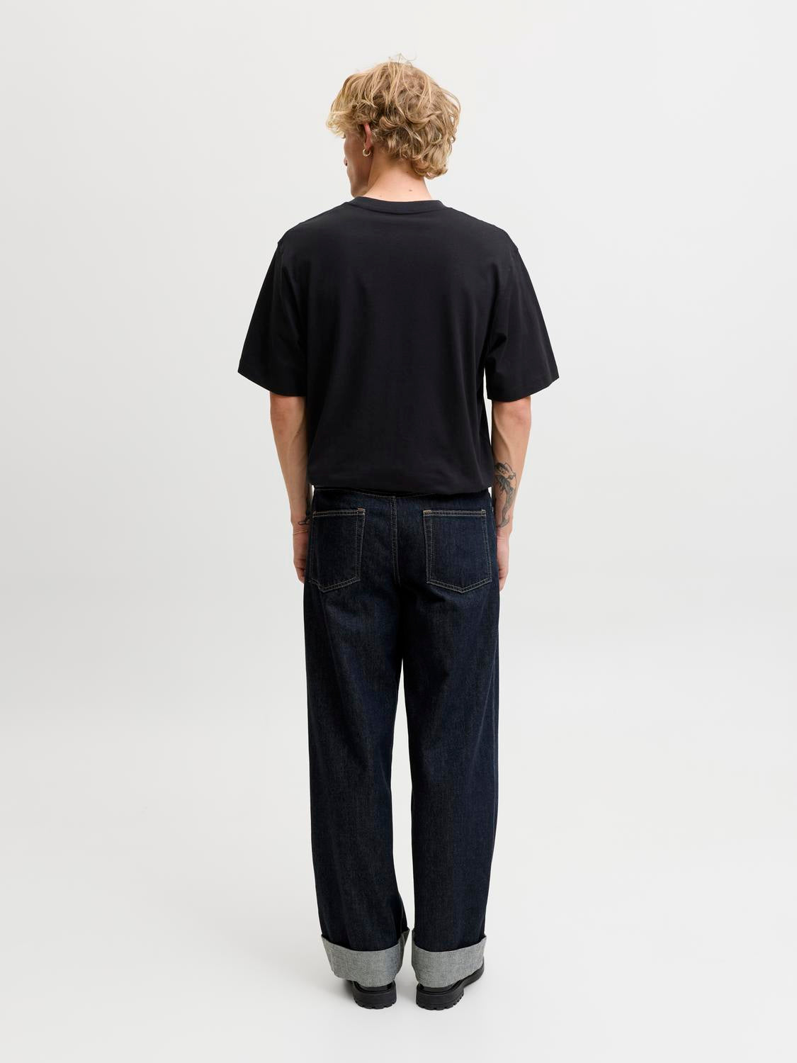 model_shot-back