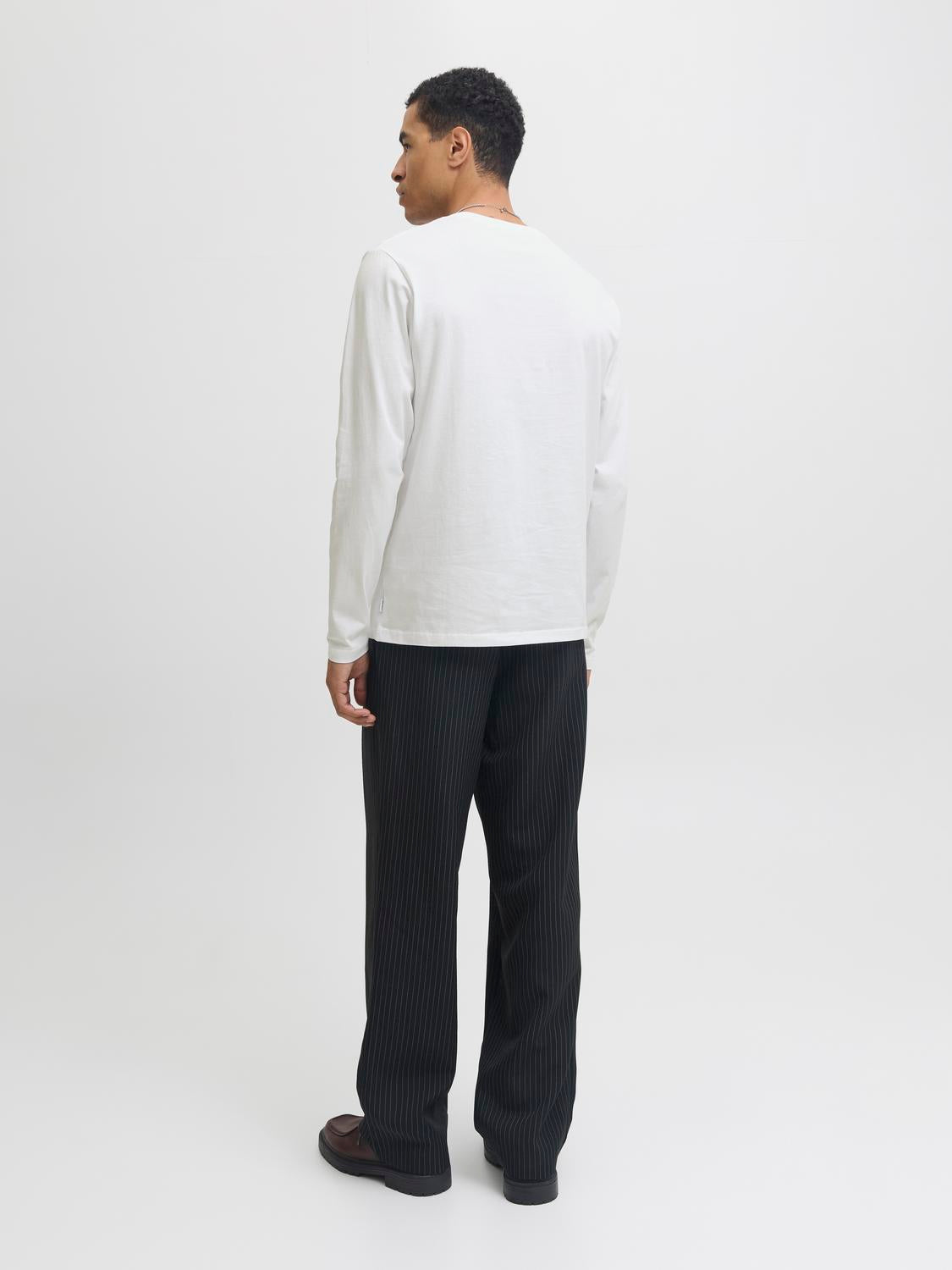 model_shot-back