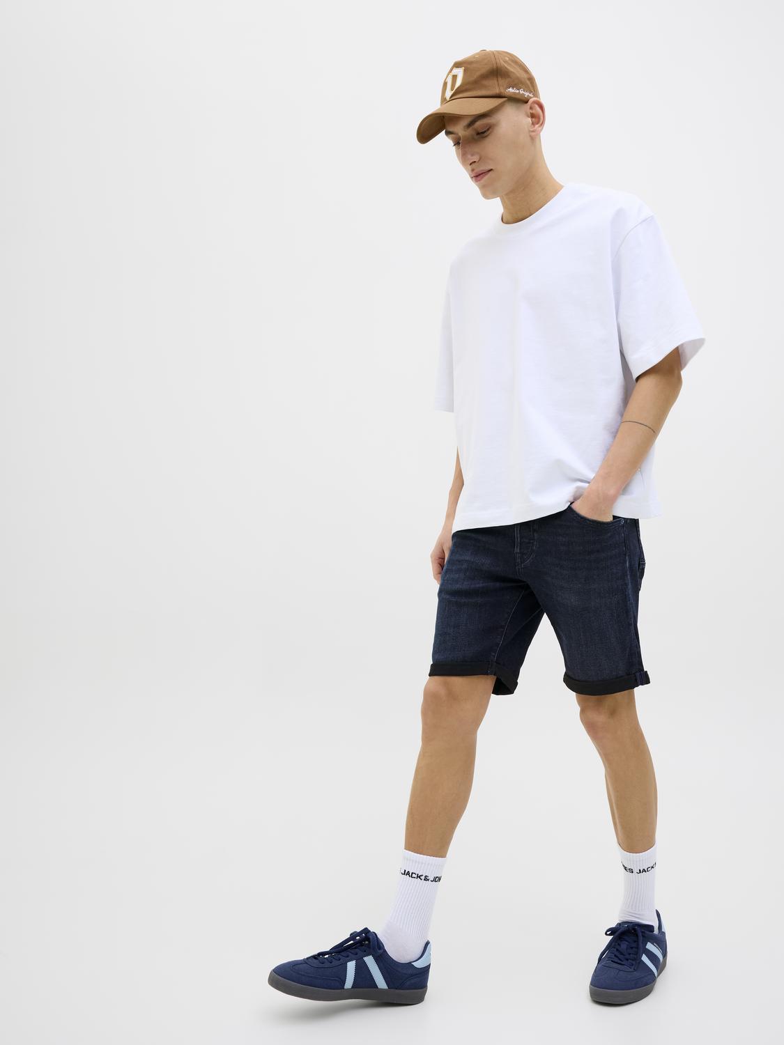 model_shot-creative