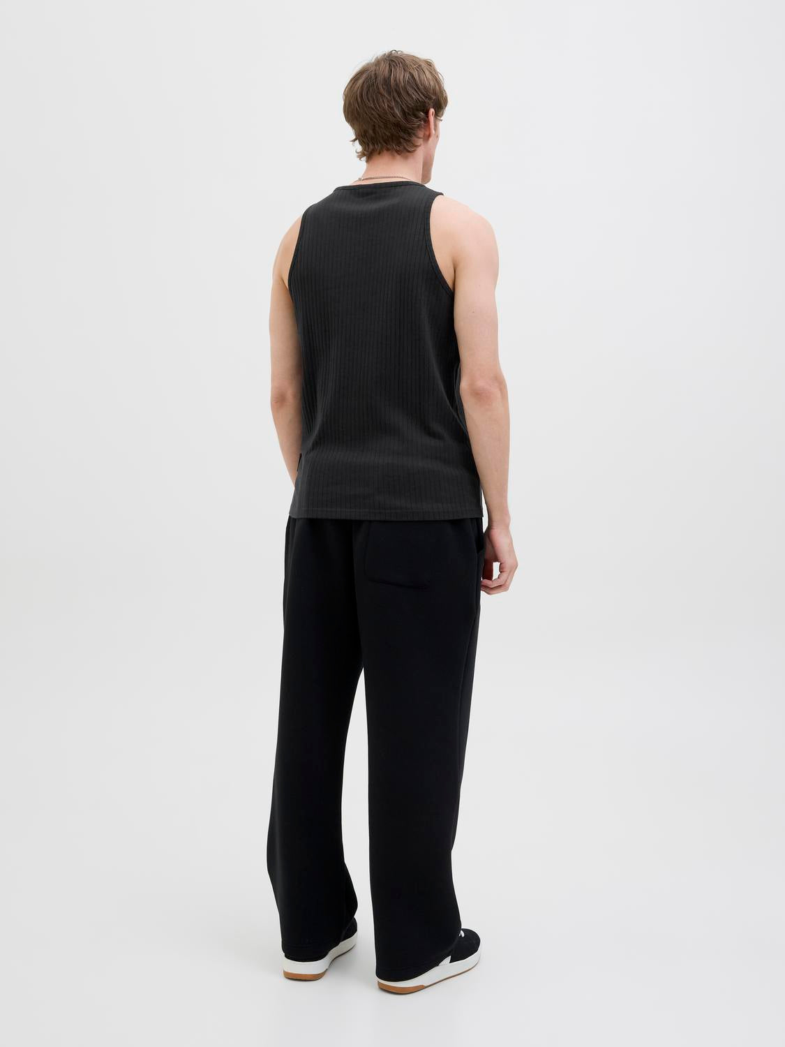 model_shot-back