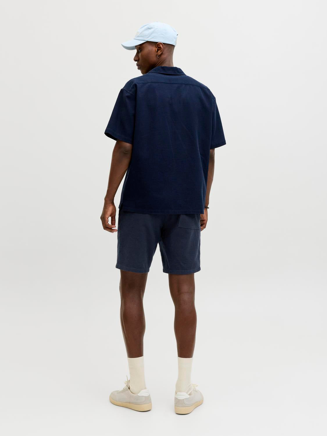 model_shot-back