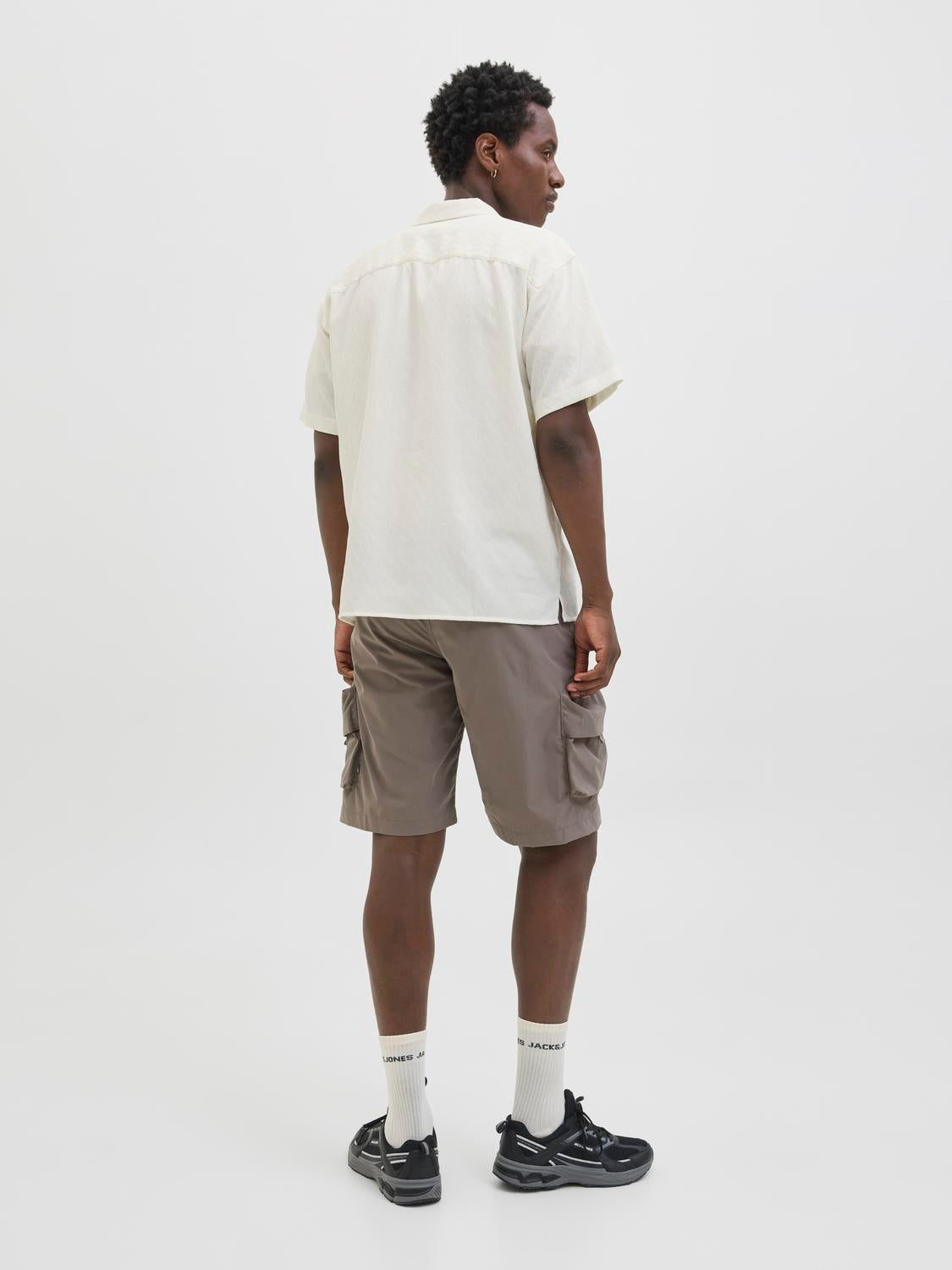 model_shot-back