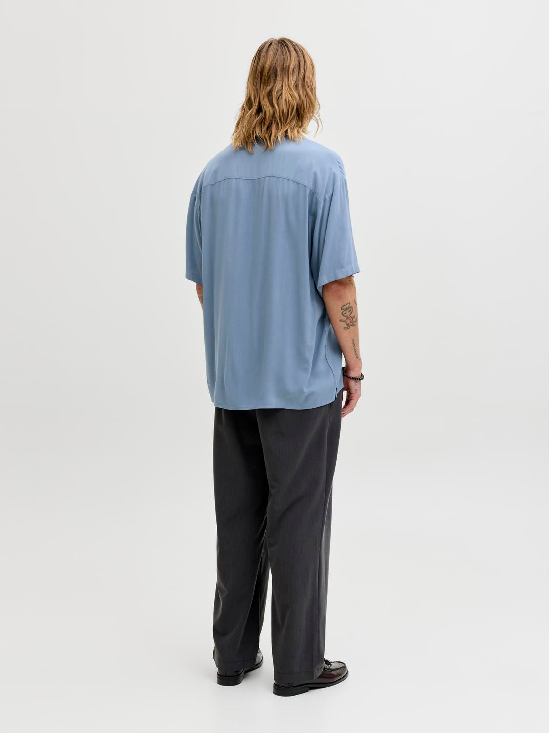 model_shot-back