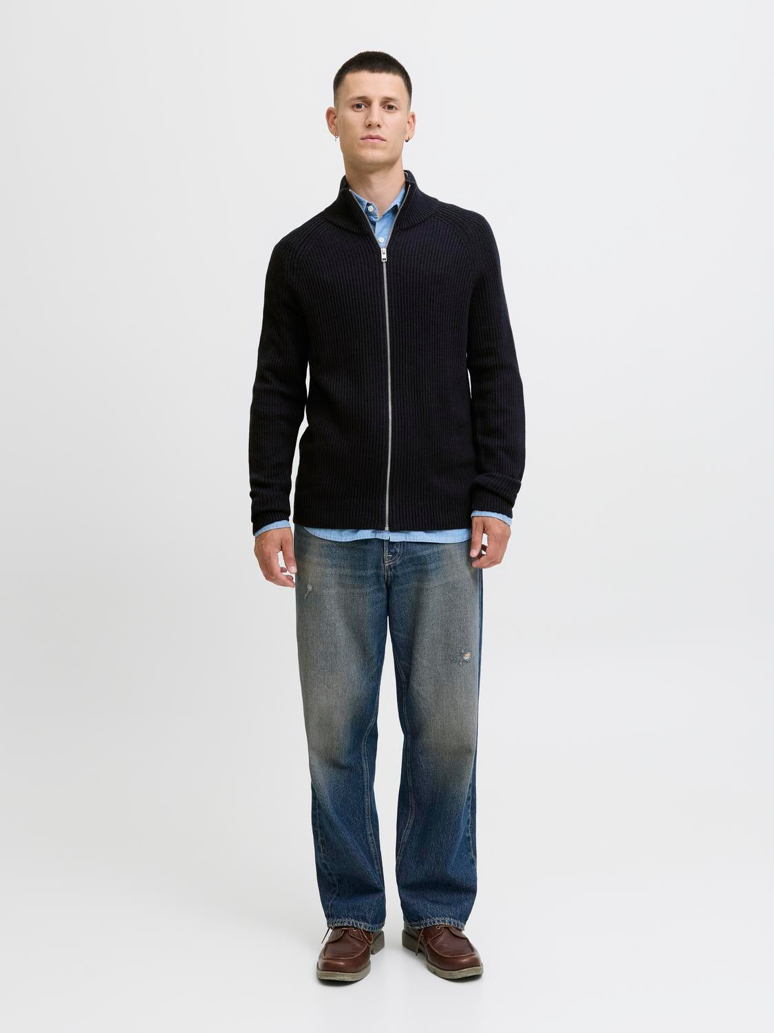 model_shot-front_full