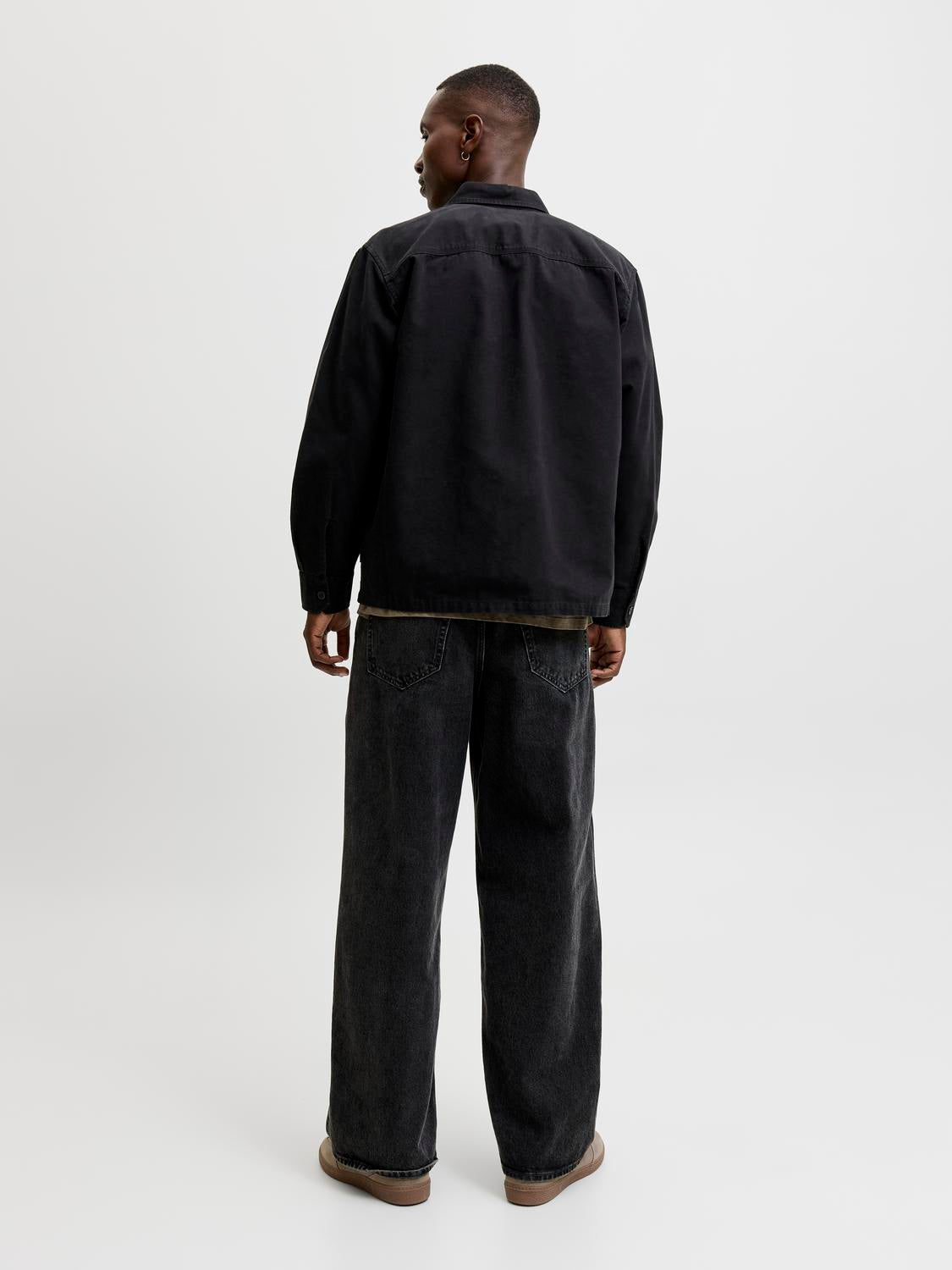 model_shot-back