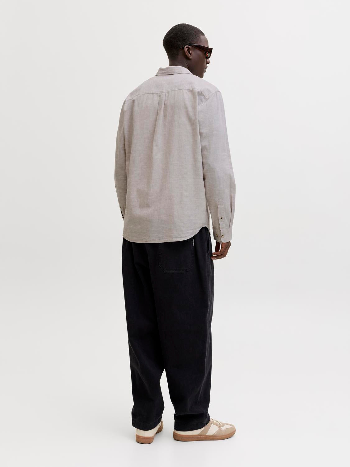 model_shot-back