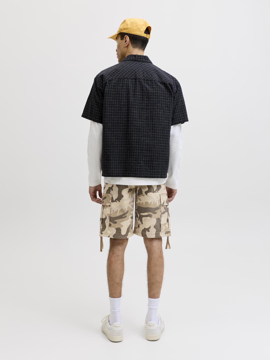 model_shot-back