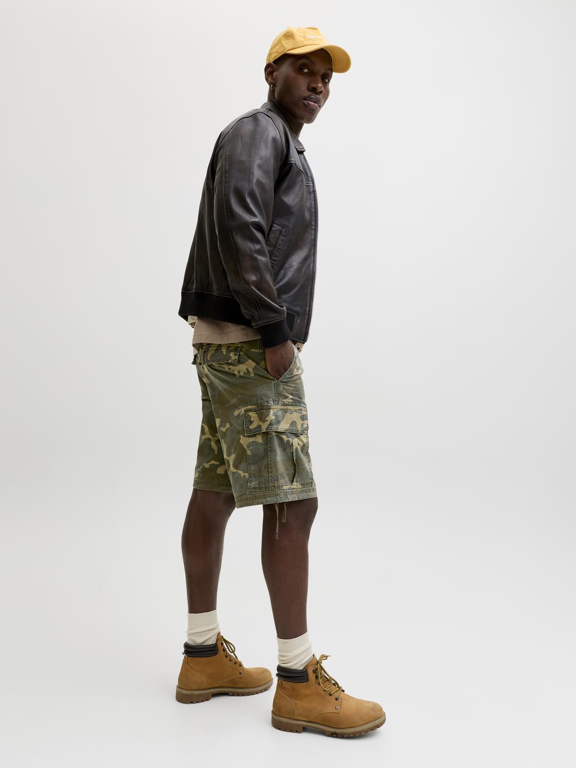 model_shot-creative