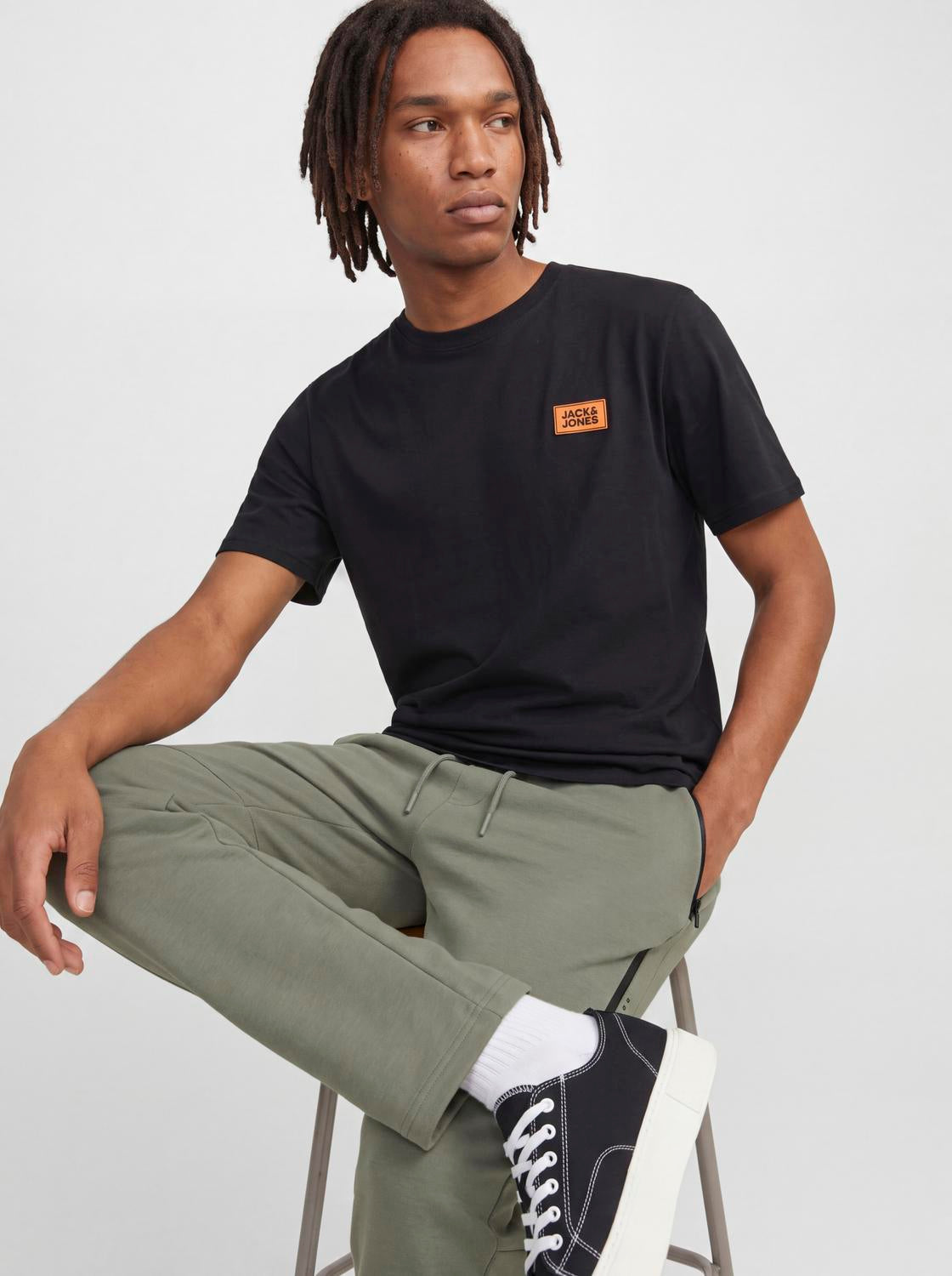 model_shot-creative