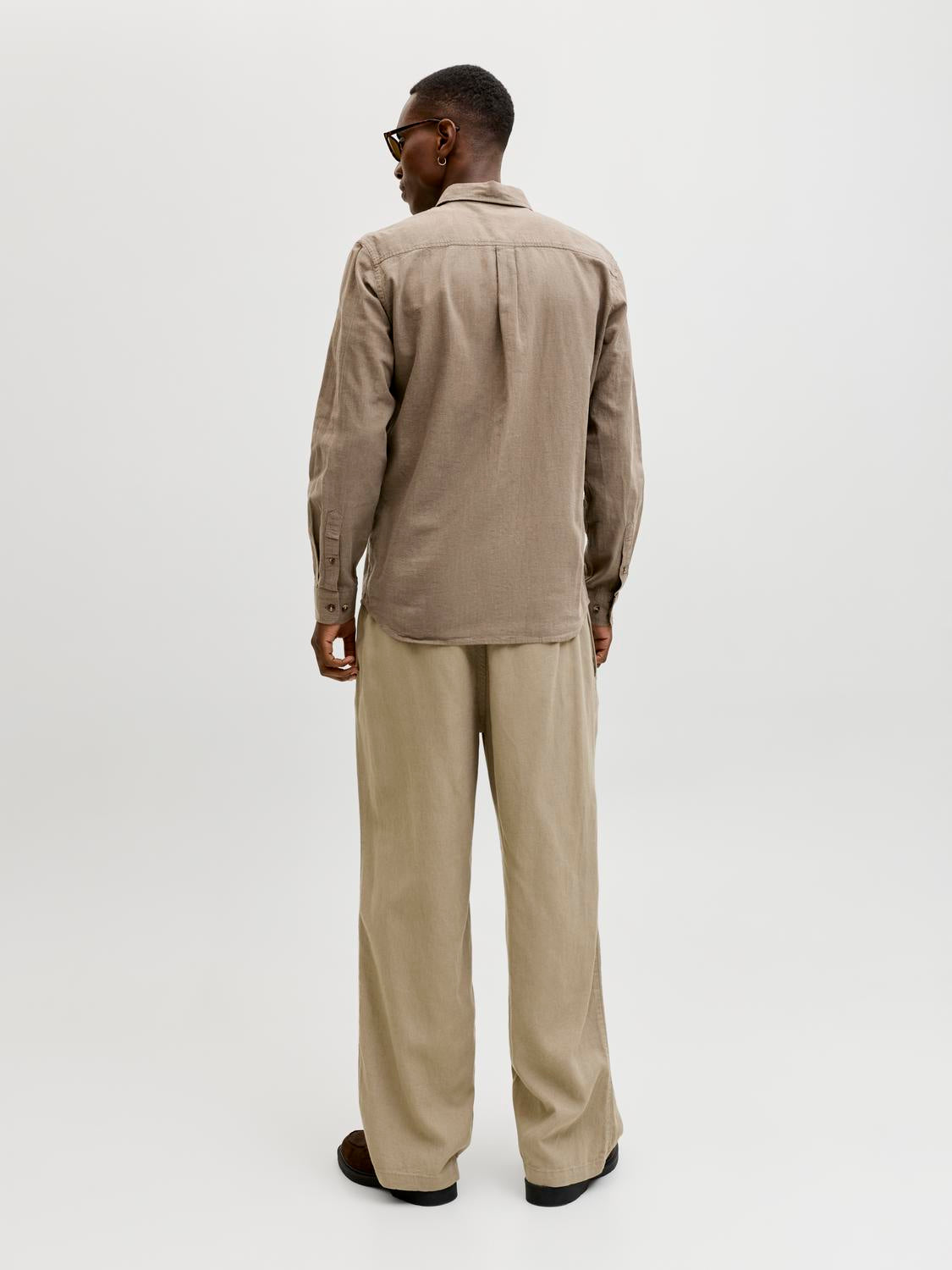 model_shot-back
