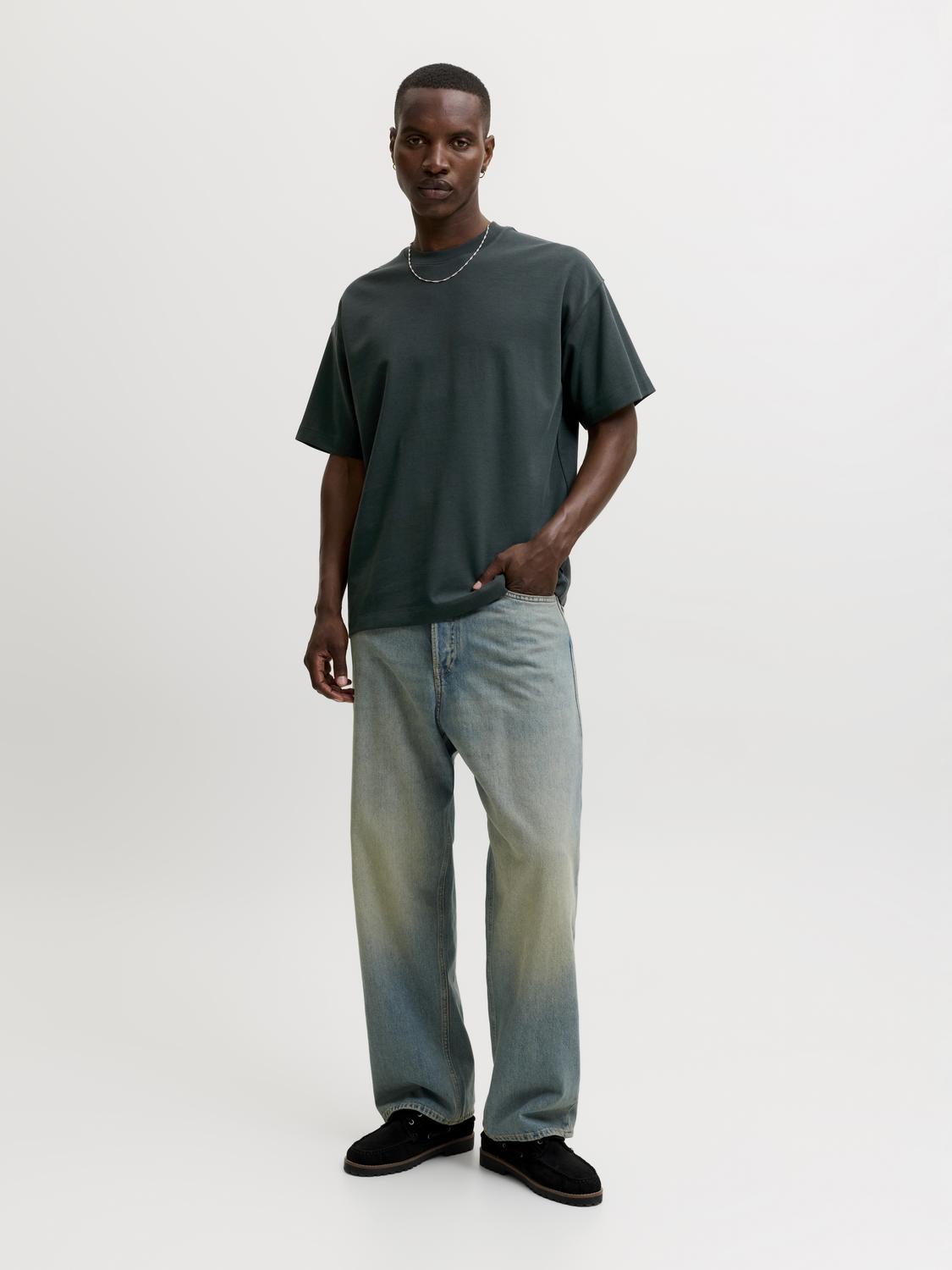 model_shot-front_full