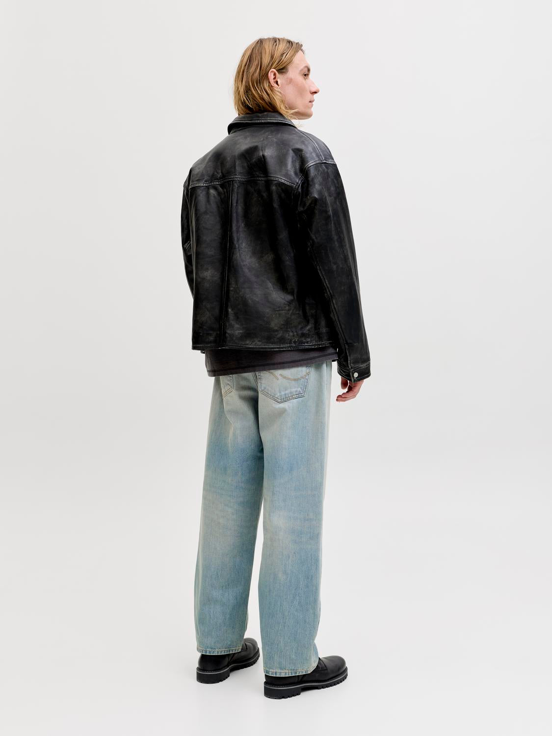 model_shot-back