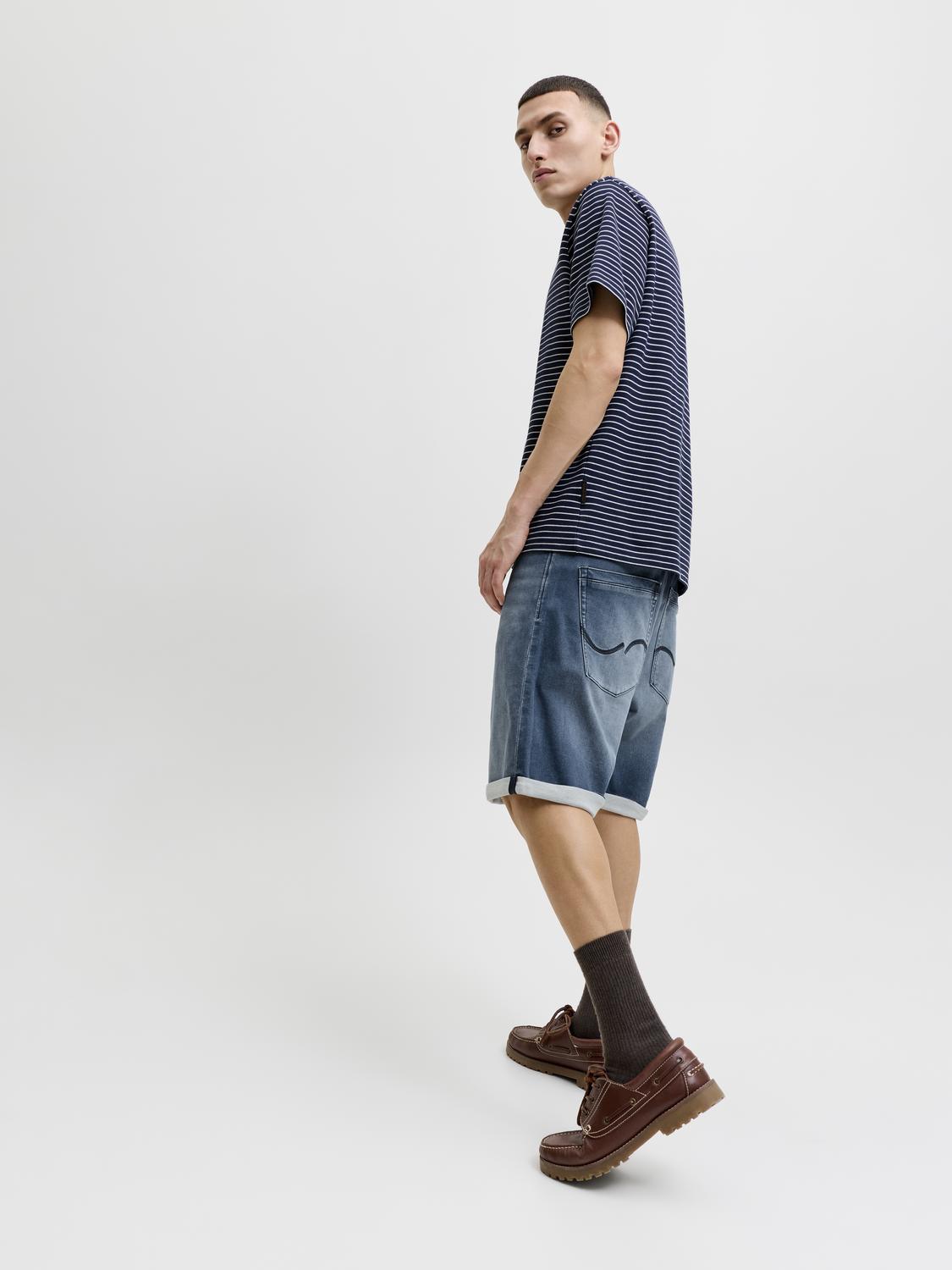 model_shot-creative