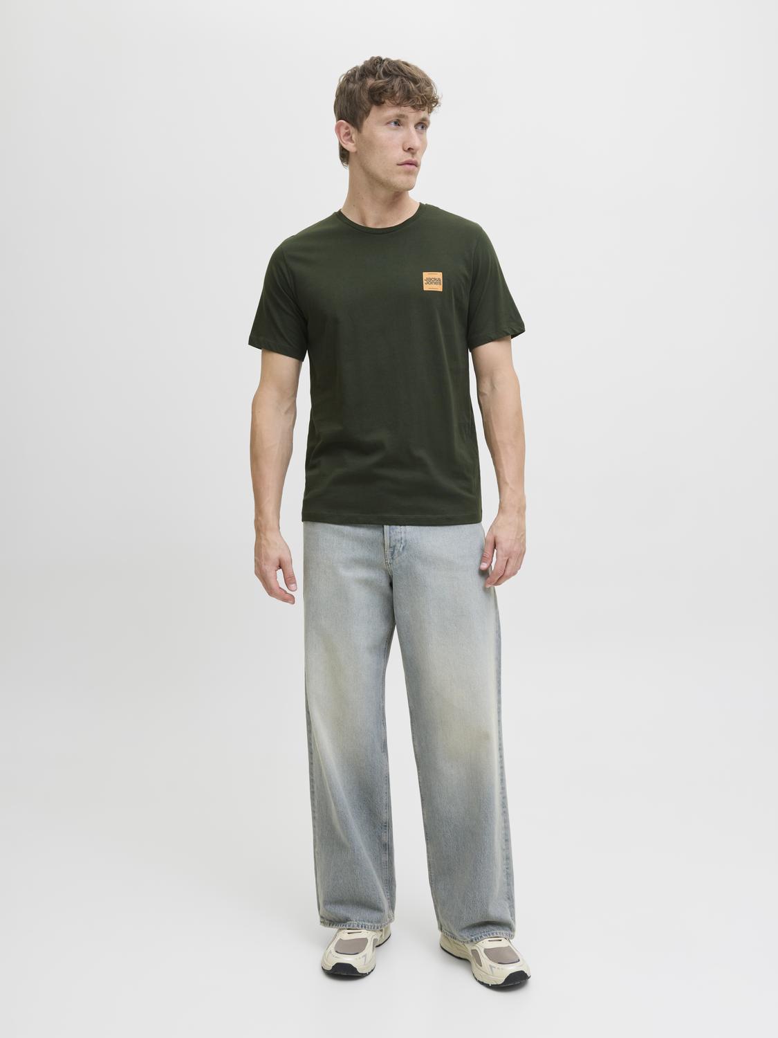 model_shot-front_full