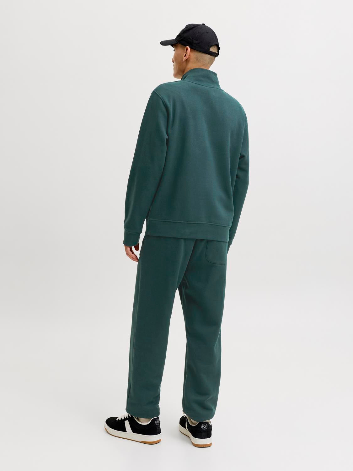 model_shot-back
