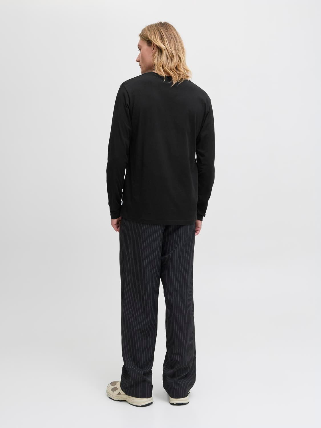 model_shot-back