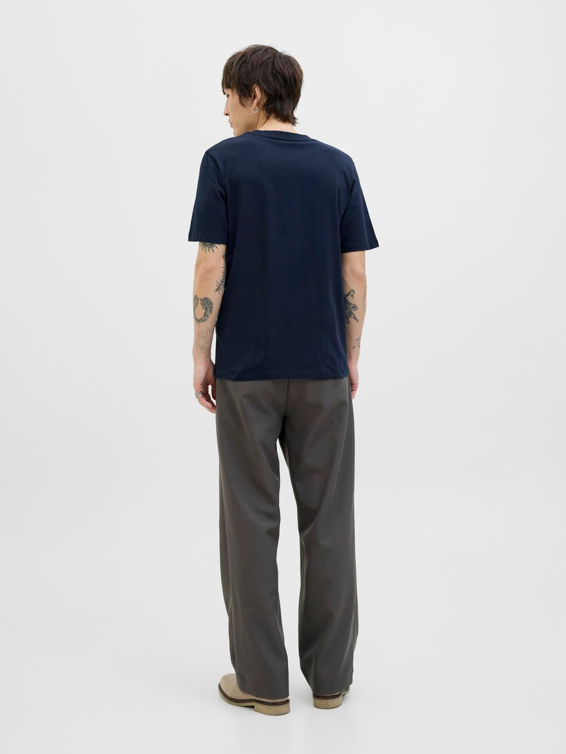 model_shot-back