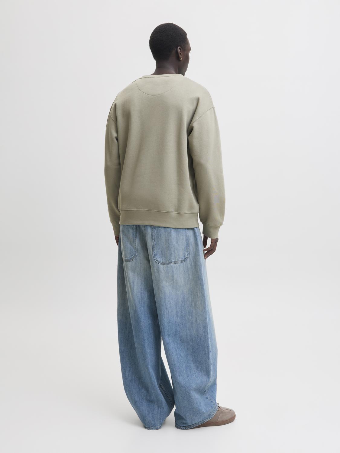 model_shot-back