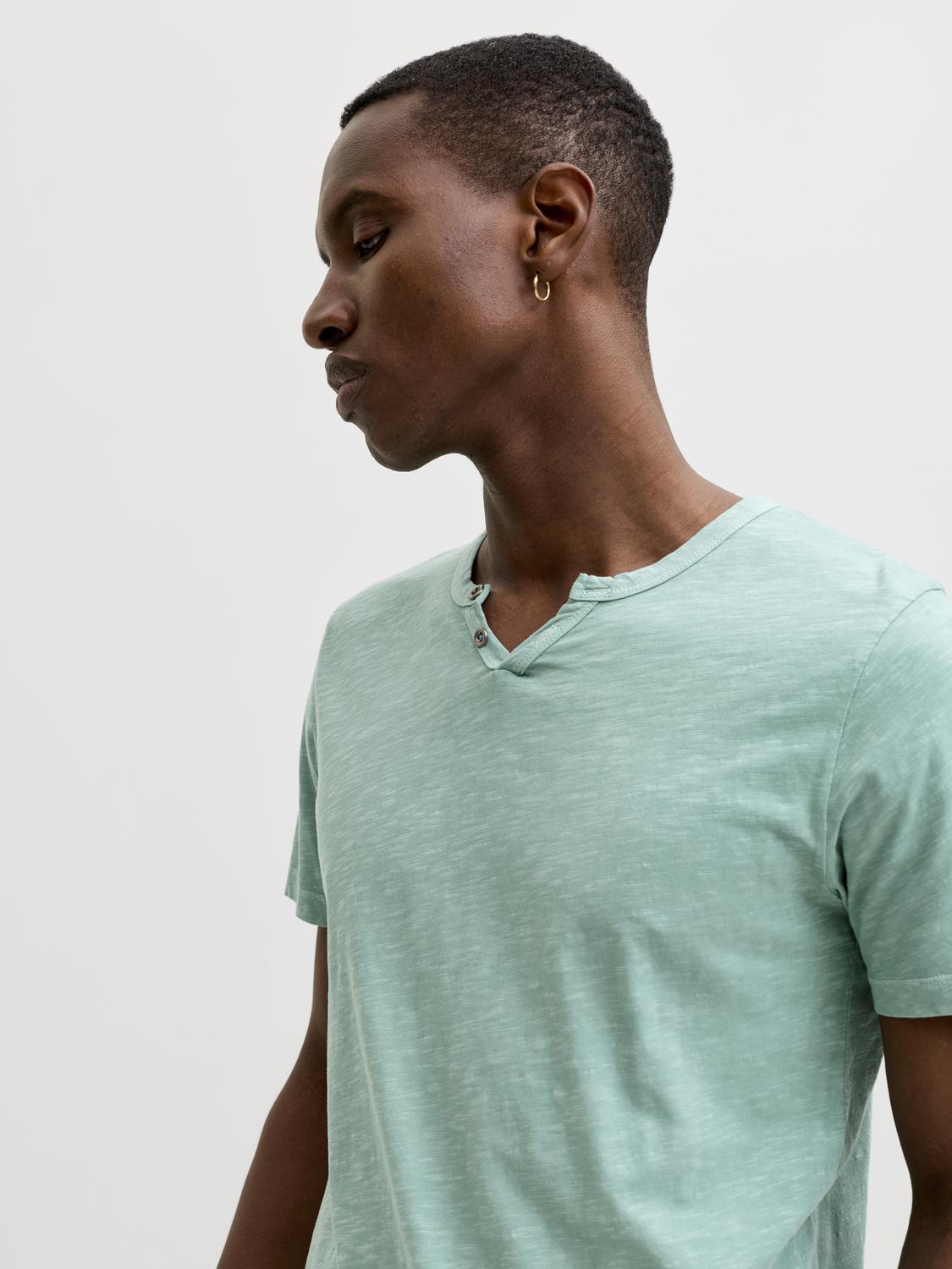 model_shot-creative