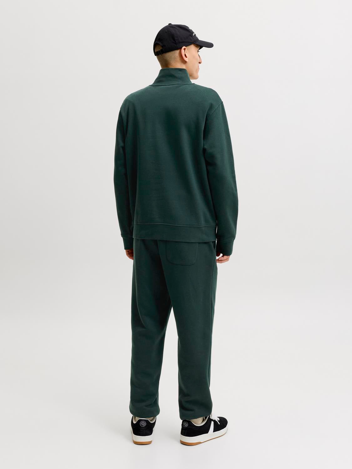 model_shot-back