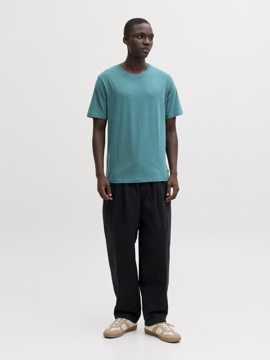 model_shot-front_full
