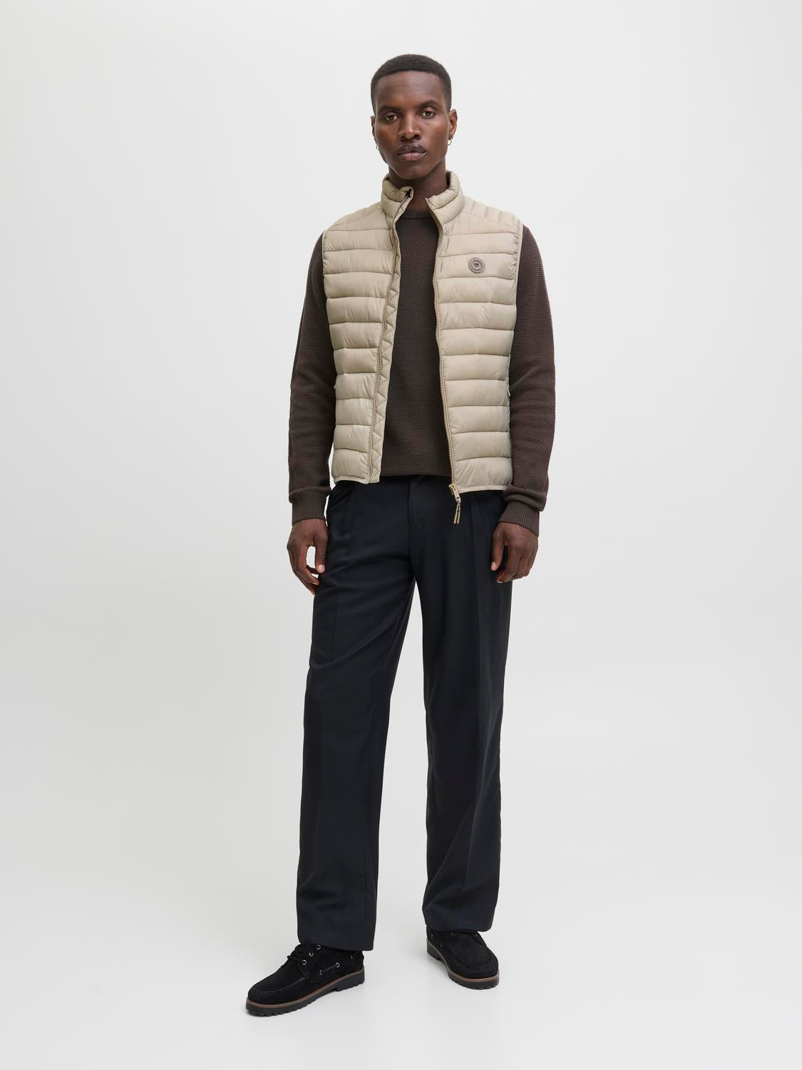 model_shot-front_full