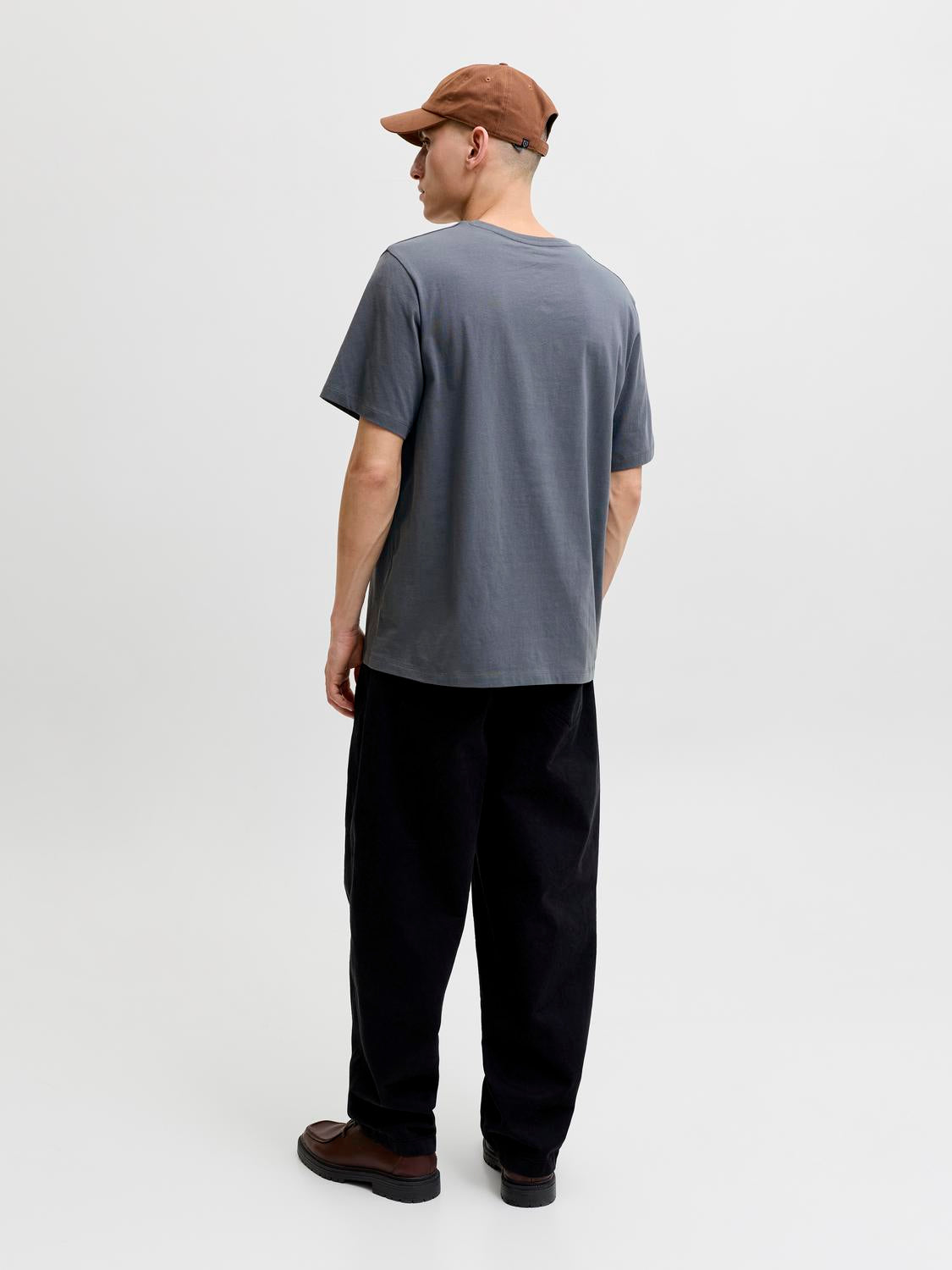 model_shot-back