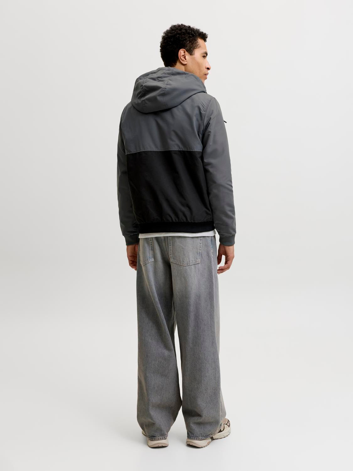 model_shot-back