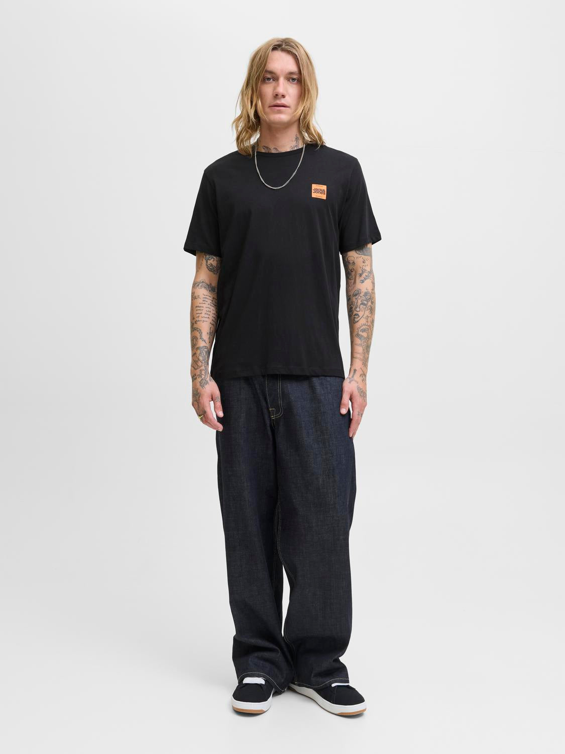 model_shot-front_full