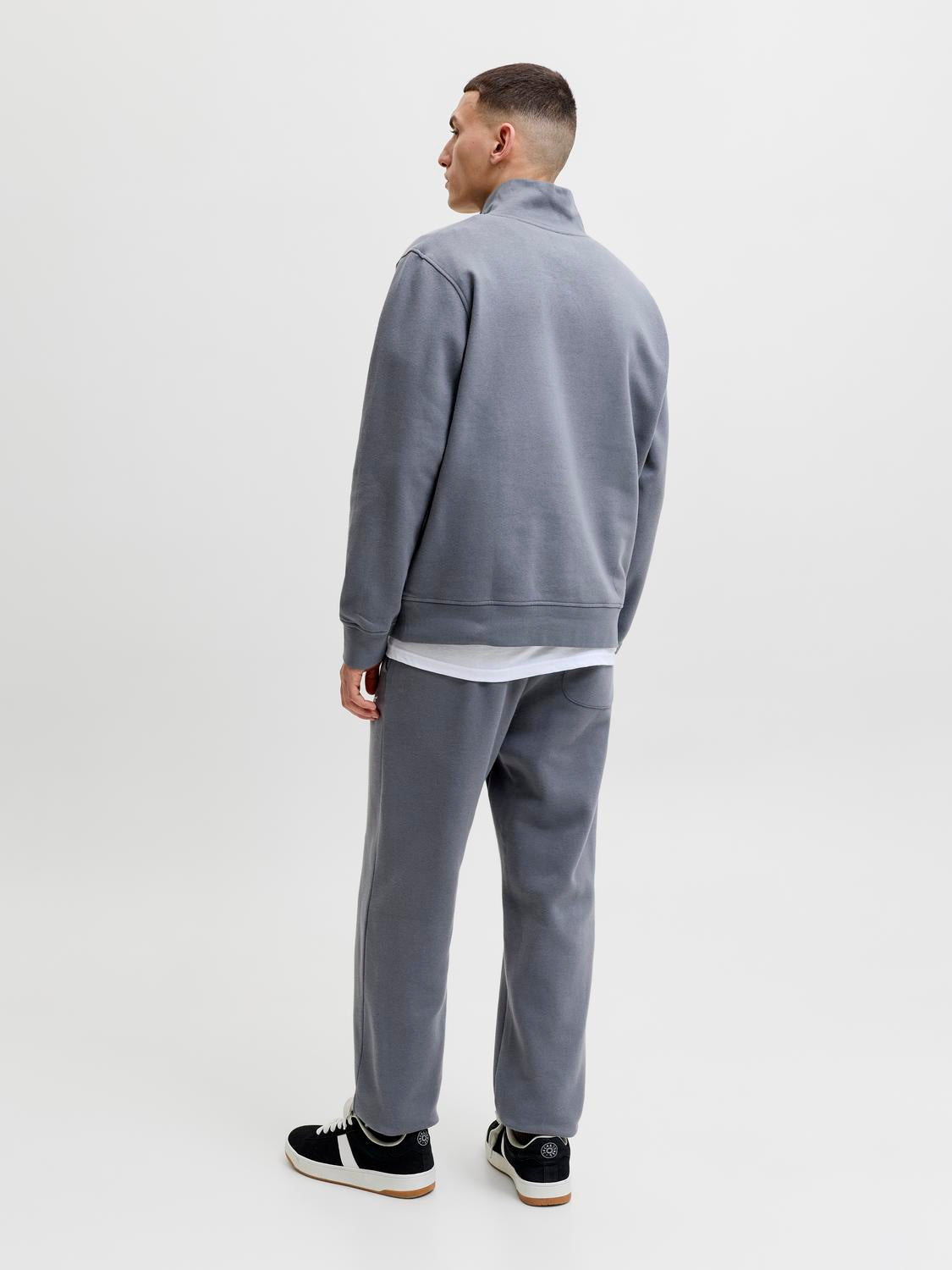 model_shot-back