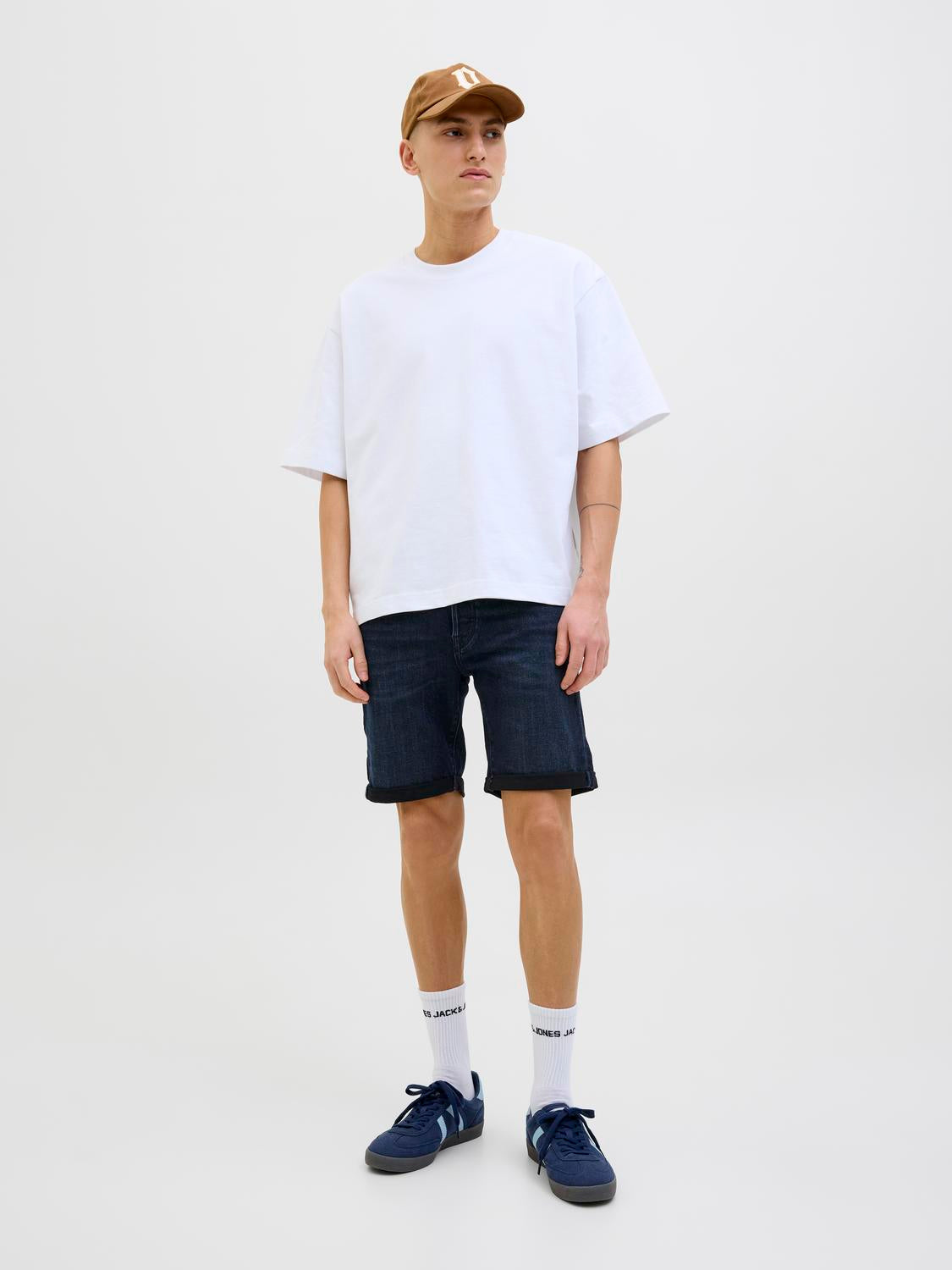 model_shot-front_full