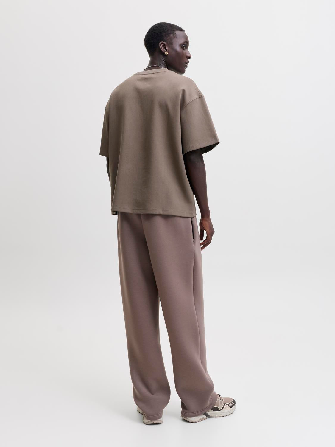 model_shot-back