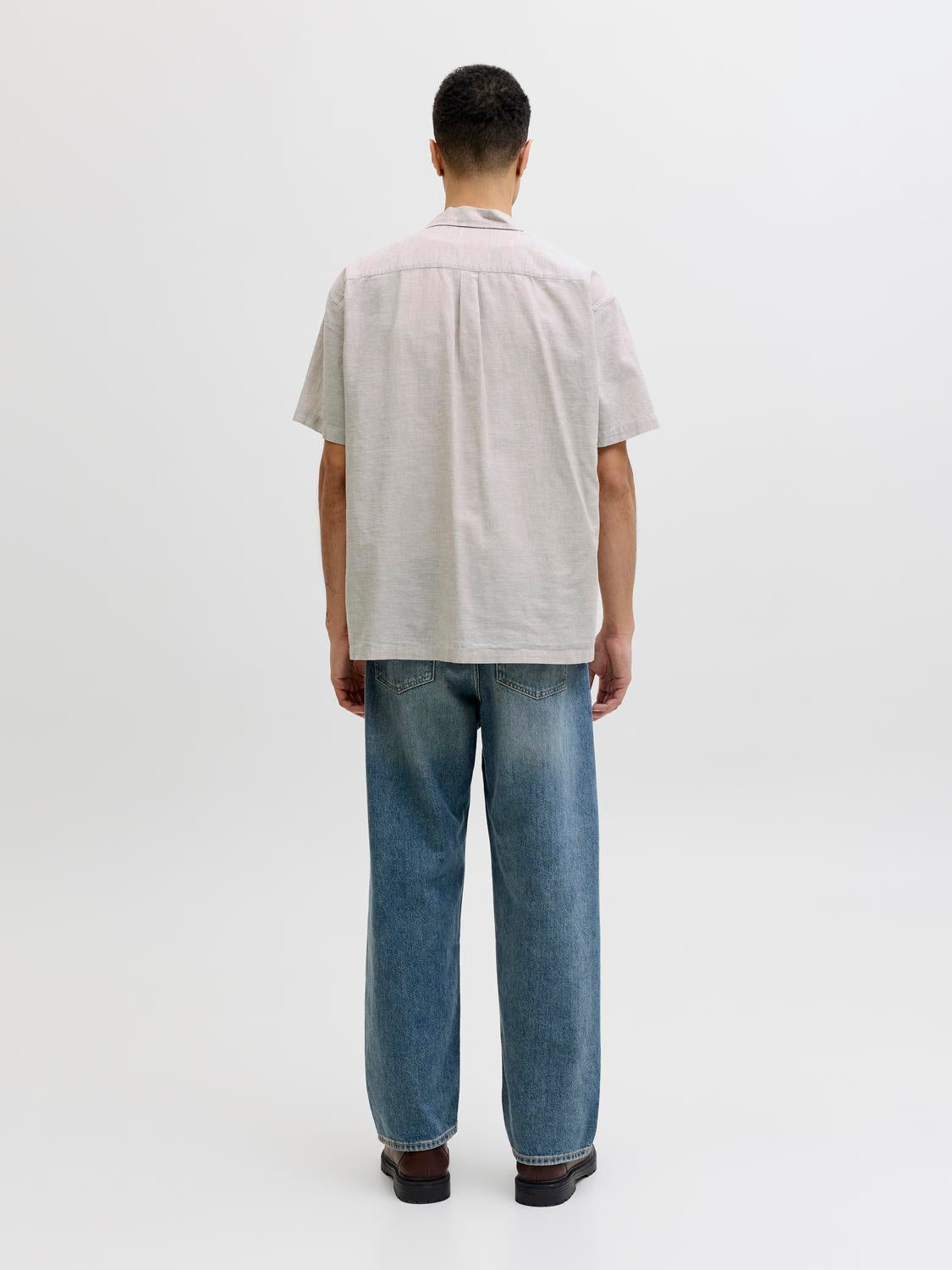 model_shot-back
