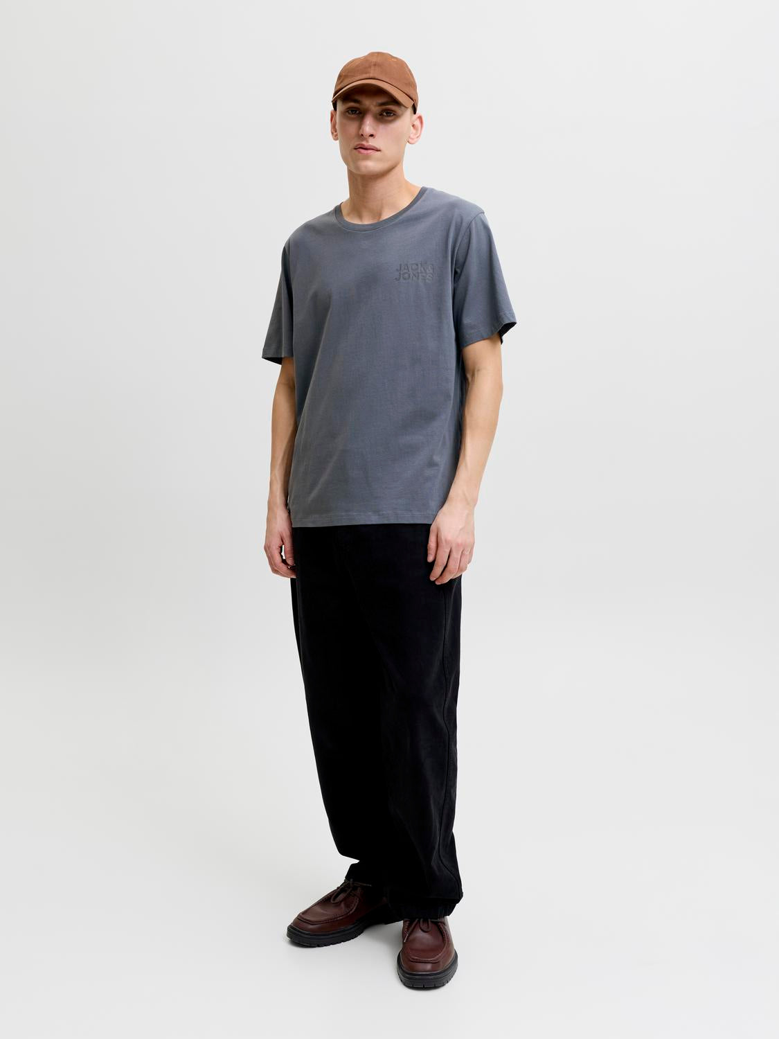 model_shot-front_full