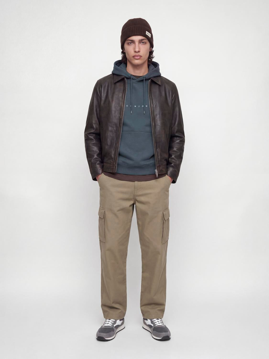 model_shot-front_full