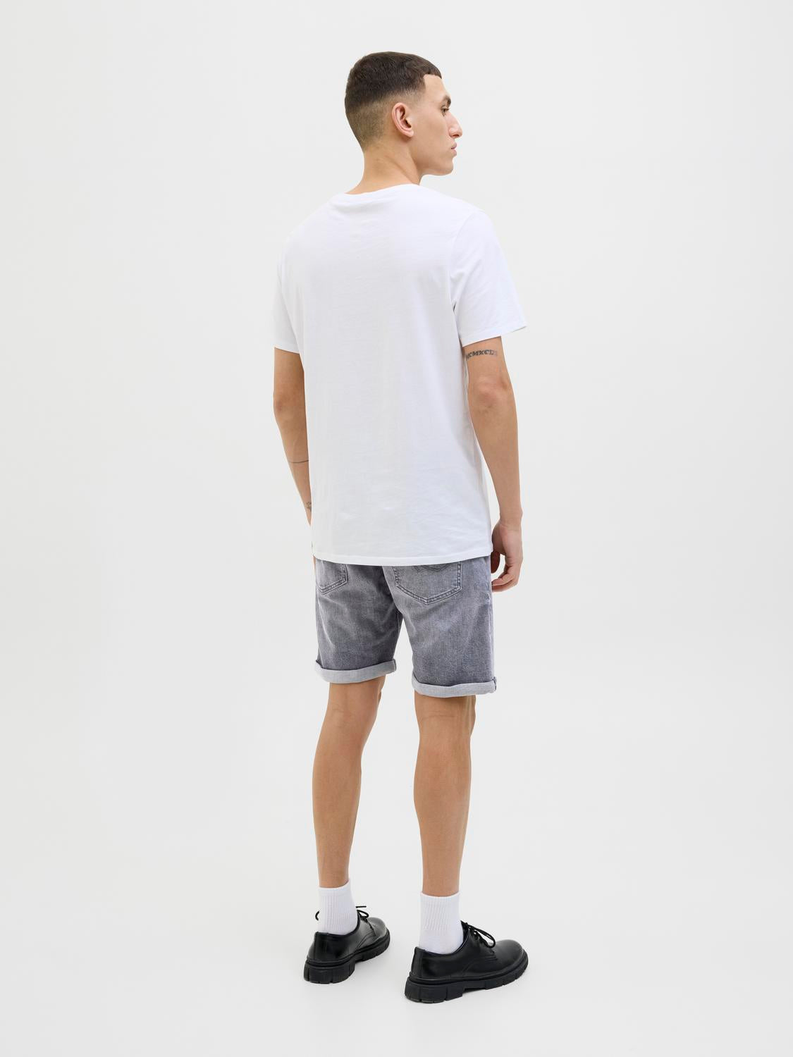 model_shot-back