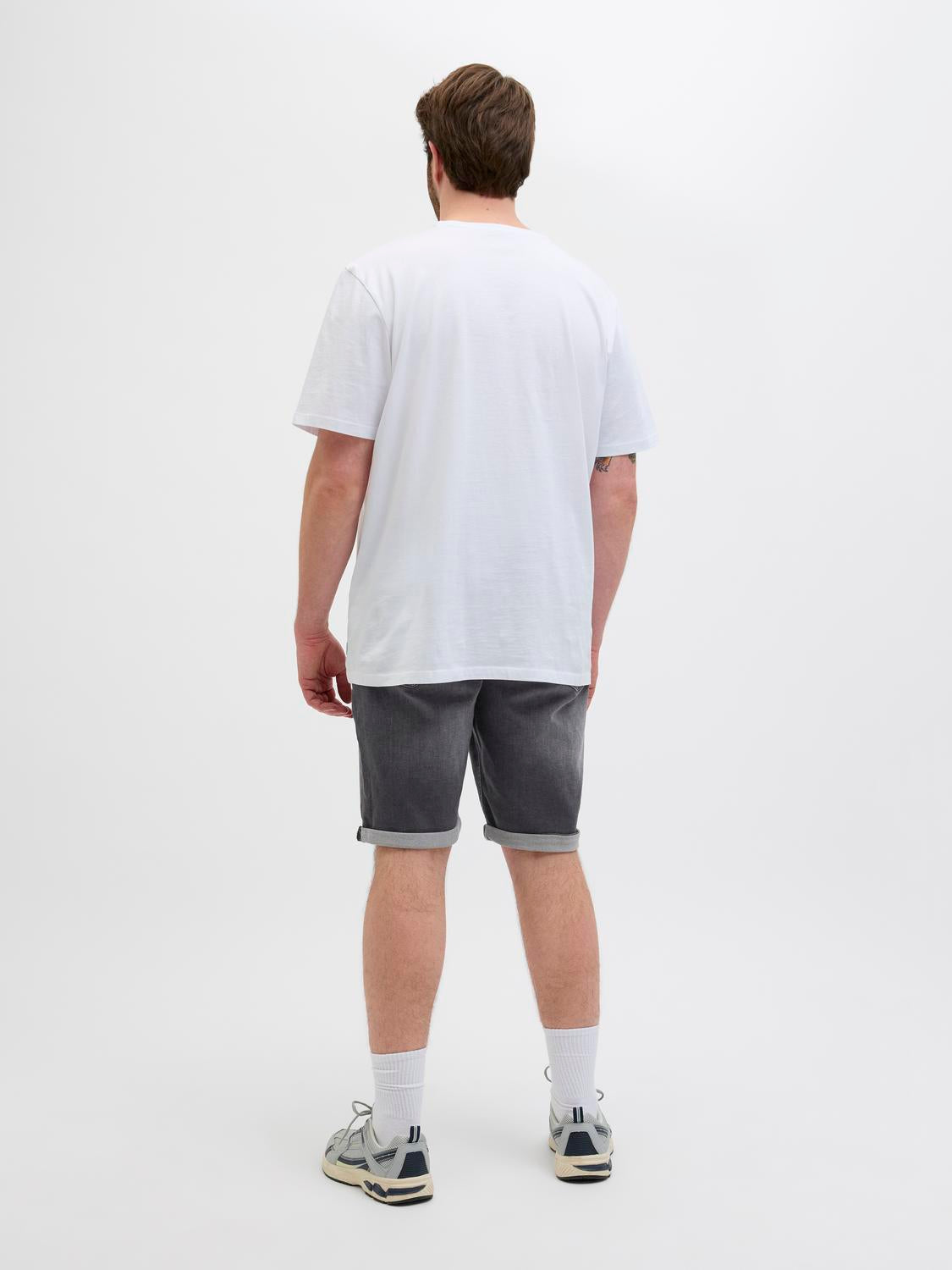 model_shot-back