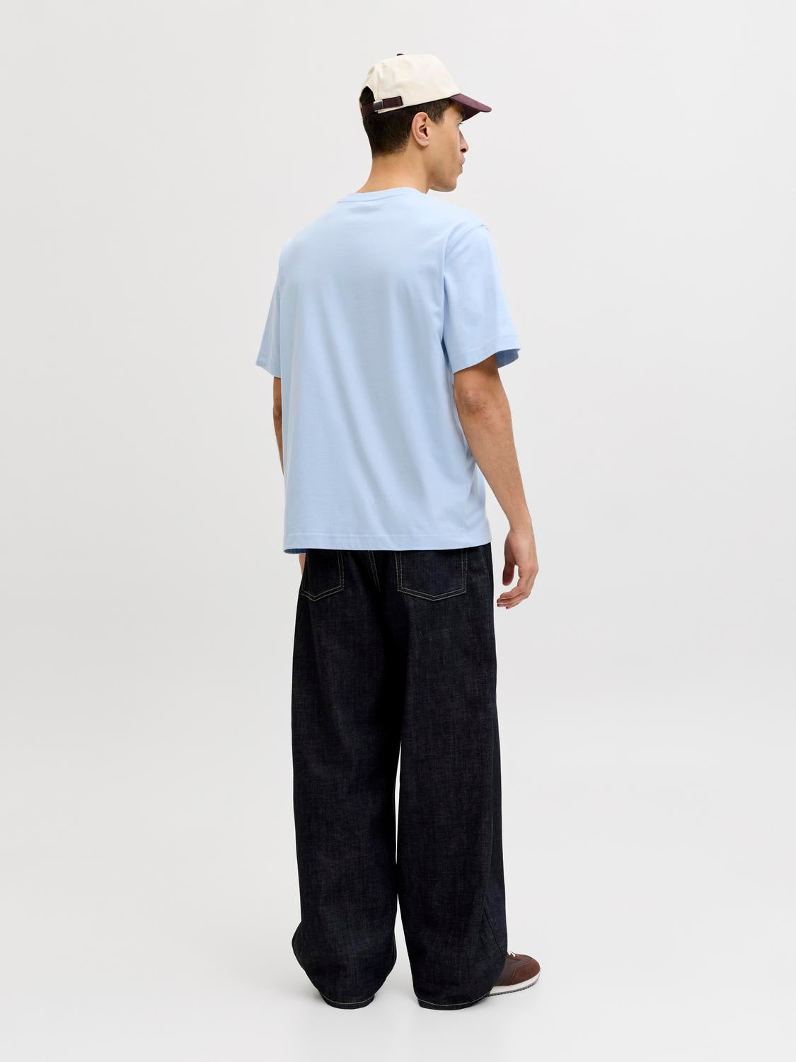 model_shot-back