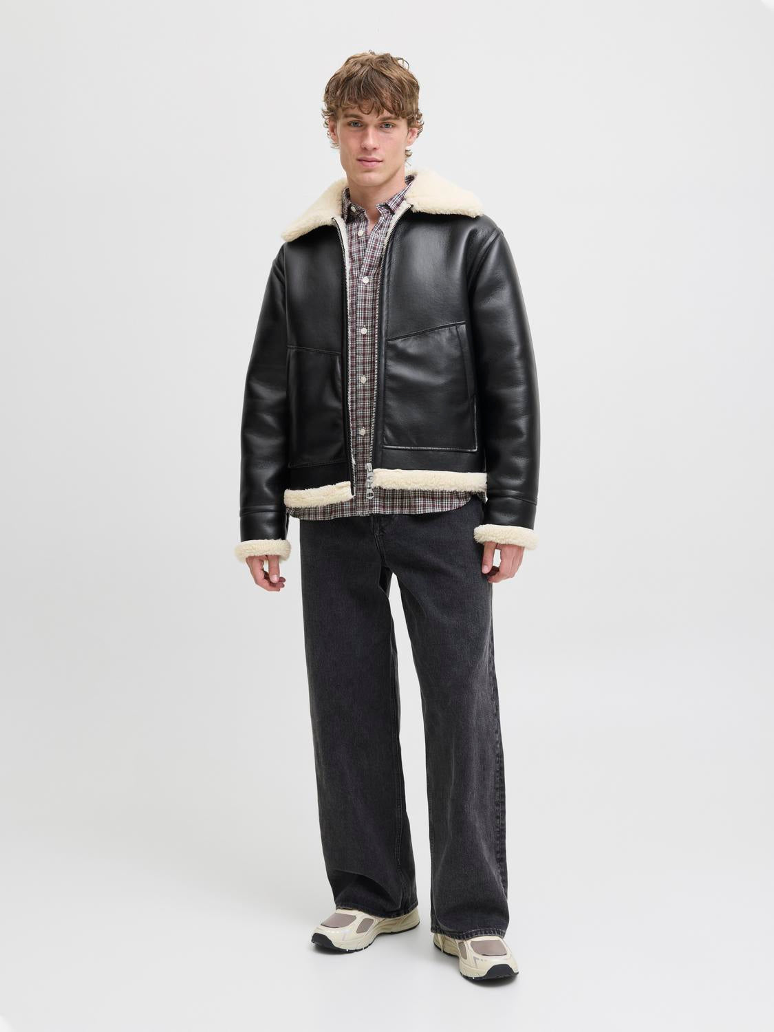 model_shot-front_full